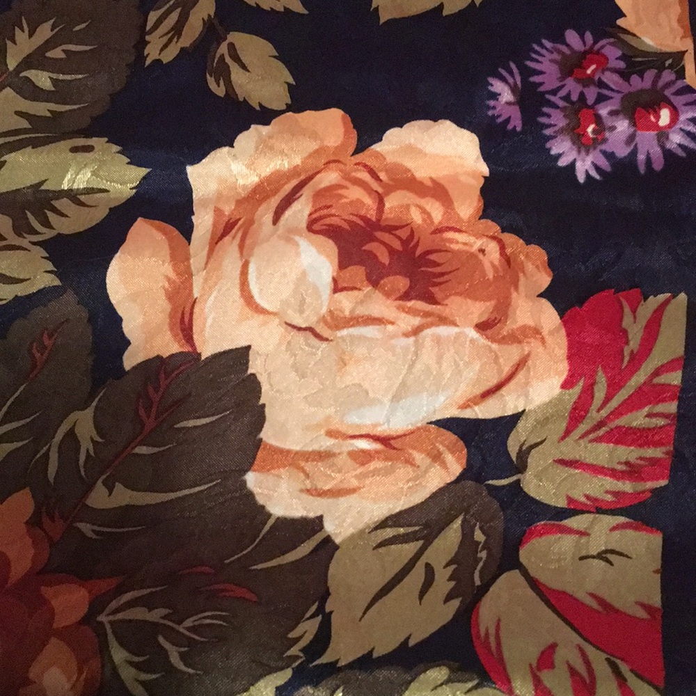 🎈SALE🎈🧣SCARF #3 “VIVID ROSES”🧣 - Picture 4 of 9